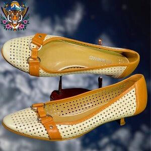 ⭐️Dumond: *Vintage* Perforated Kitten Heel Pumps⭐️